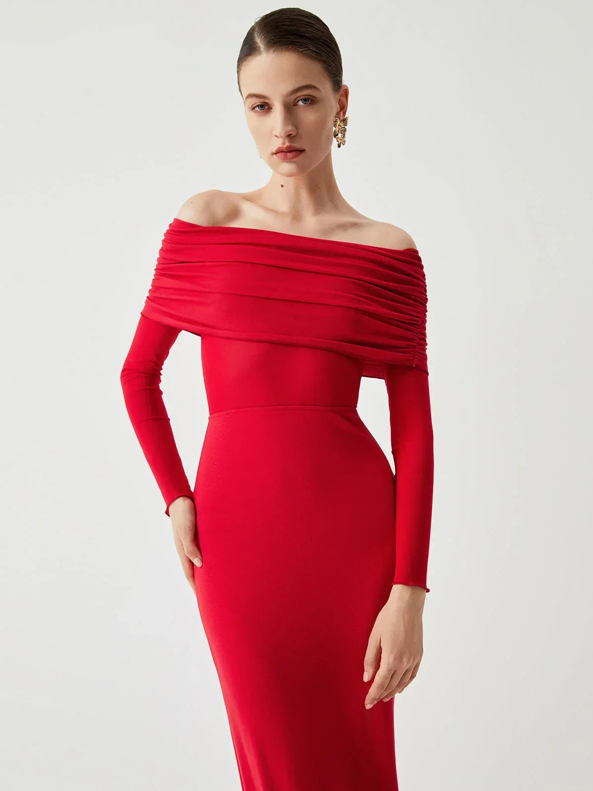 Robe longue ajustée en tissu léger, manches en mesh et épaules dénudées pour un look élégant et moderne.