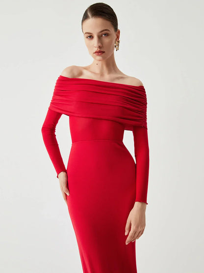 Robe longue ajustée en tissu léger, manches en mesh et épaules dénudées pour un look élégant et moderne.