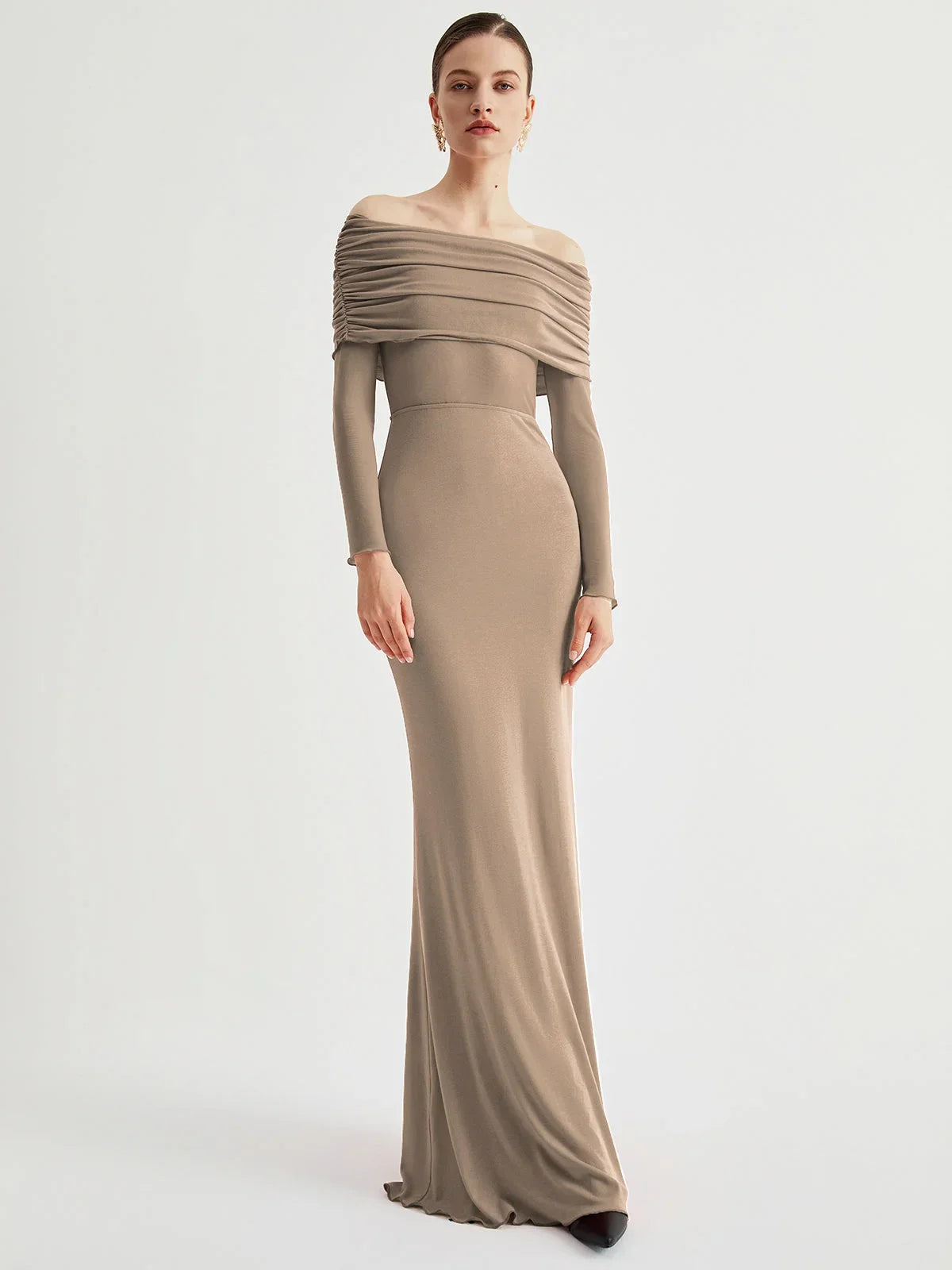 Robe longue ajustée en jersey avec manches en mesh et épaules dénudées, offrant une coupe élégante et contemporaine.