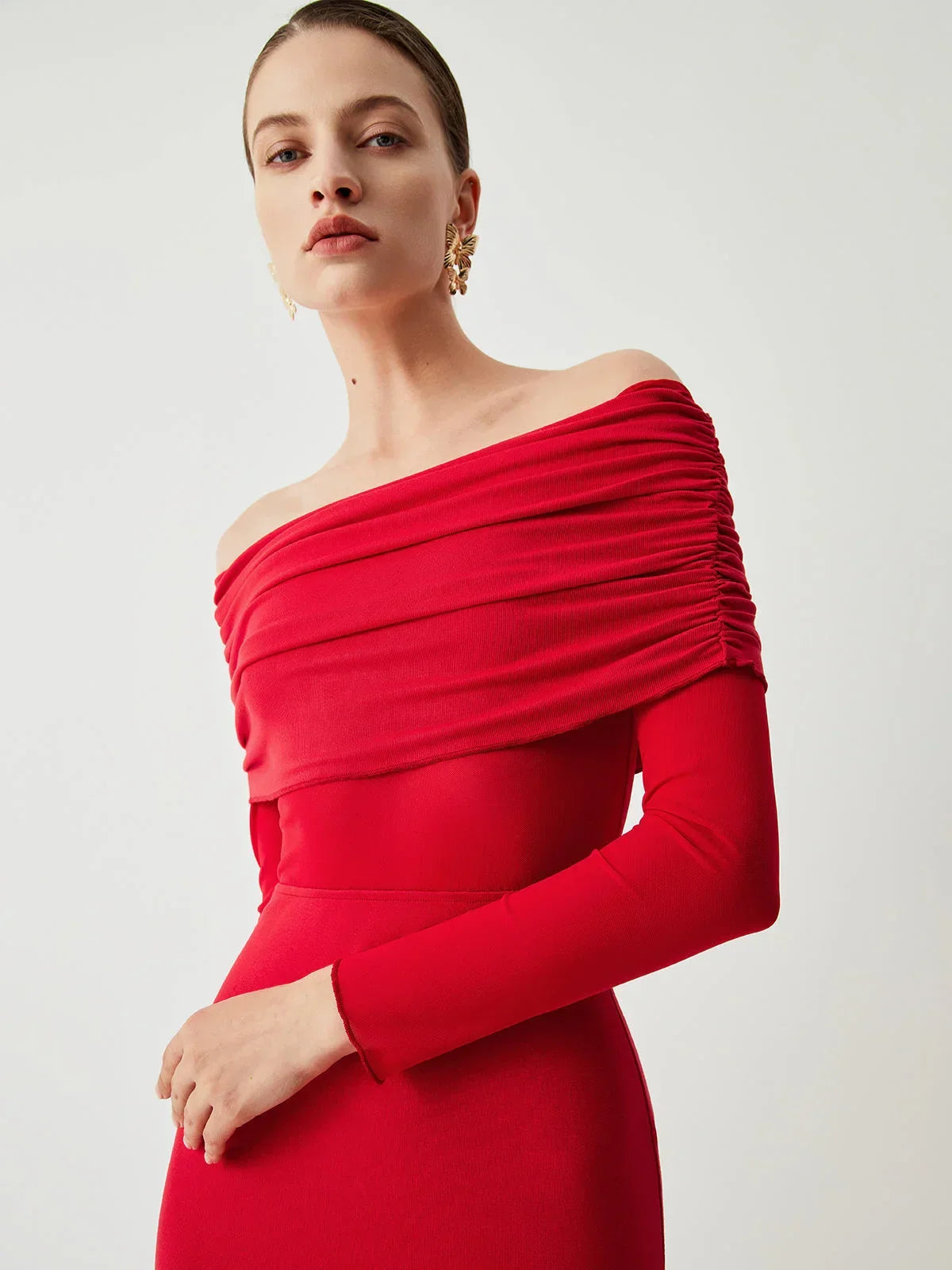 Robe longue ajustée en tissu léger, manches en mesh, avec épaules dénudées pour un look élégant et moderne.