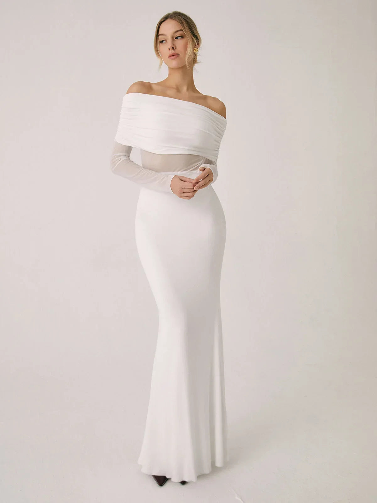 Robe longue ajustée en tissu léger, manches en mesh et épaules dénudées pour un look élégant et moderne.