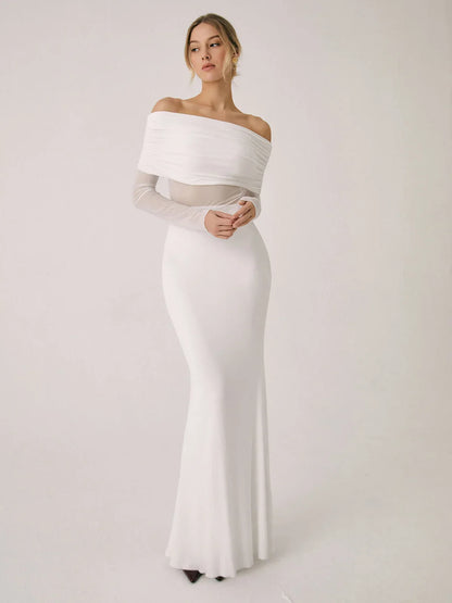 Robe longue ajustée en tissu léger, manches en mesh et épaules dénudées pour un look élégant et moderne.