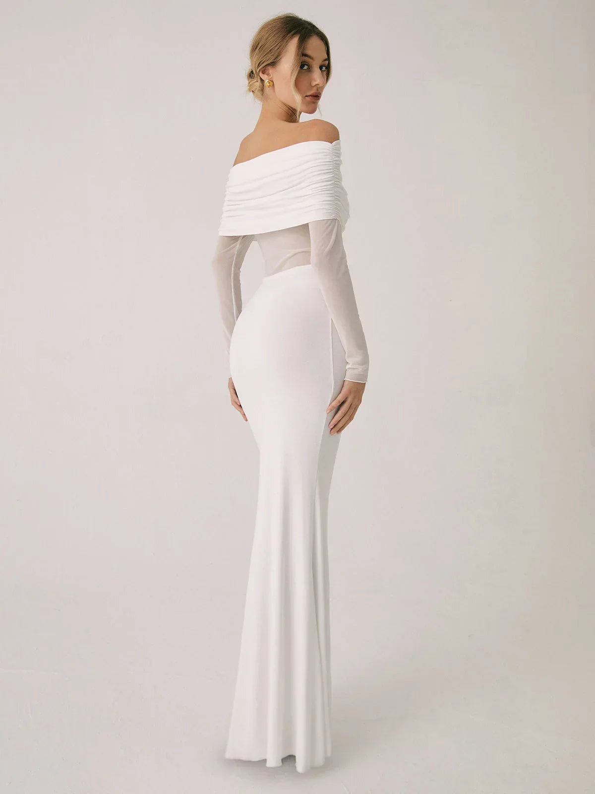 Robe longue ajustée en tissu léger avec manches en mesh et épaules dénudées pour un look élégant et moderne.