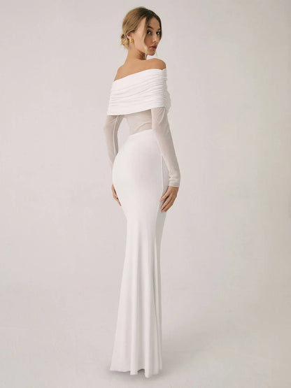 Robe longue ajustée en tissu léger avec manches en mesh et épaules dénudées pour un look élégant et moderne.