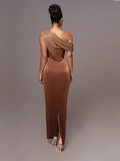 Robe longue asymétrique en tissu pailleté, dotée d'une bretelle, parfaite pour les soirées élégantes.
