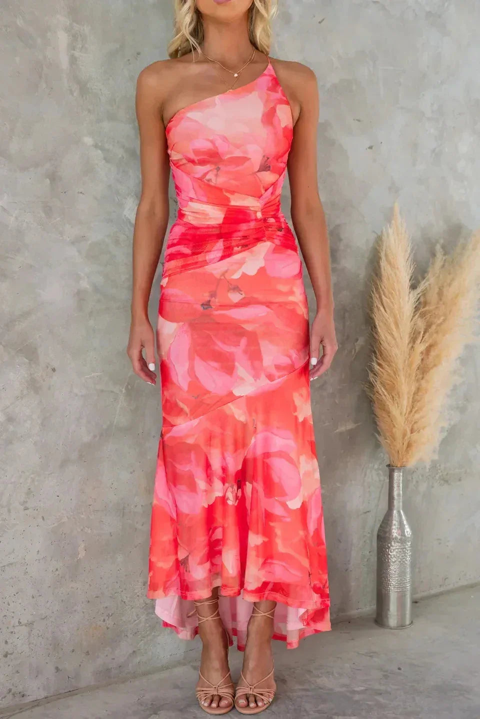 Robe longue asymétrique sans bretelles en tissu léger, imprimée de fleurs colorées, parfaite pour les journées d'été.