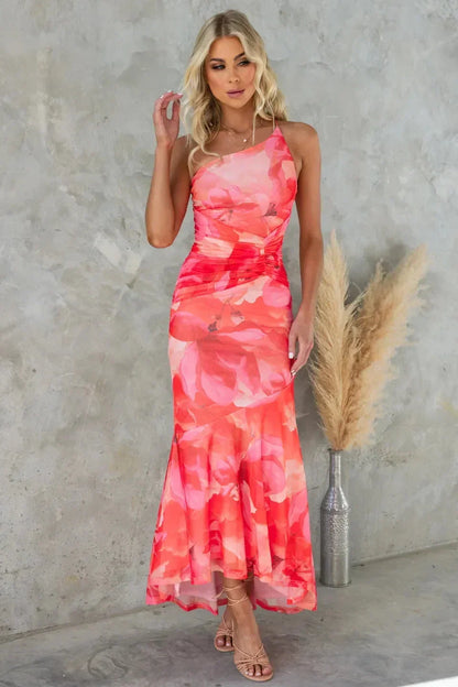 Robe longue asymétrique sans bretelles, tissu léger à motifs floraux, disponible en plusieurs couleurs pour un look élégant.