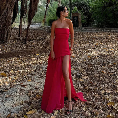 Robe longue asymétrique sans manches, col bustier, en tissu léger, avec étage pour un look élégant et fluide.