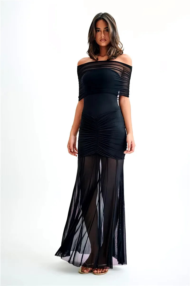 Robe longue bardot avec ruches, manches courtes et bustier, en tissu léger, parfaite pour les soirées estivales.