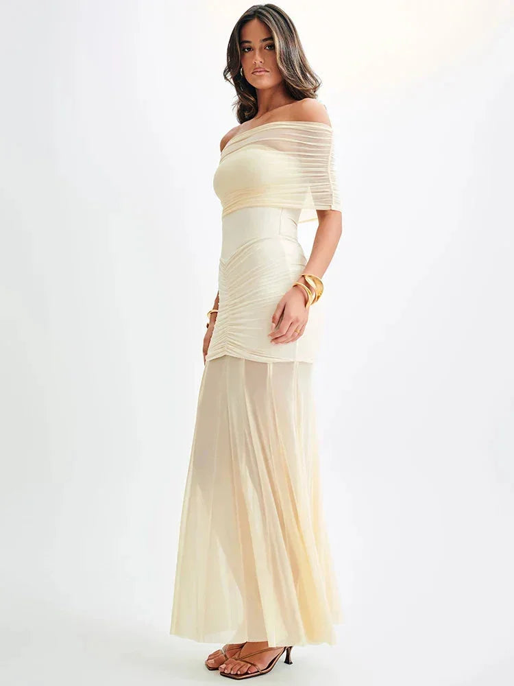 Robe longue bardot en tissu léger, ruchée avec bustier et manches courtes, idéale pour les soirées élégantes.
