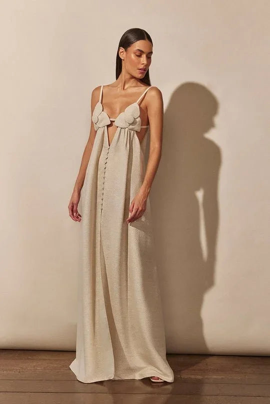 Robe longue beige en tissu léger avec détails floraux et fente élégante, idéale pour les soirées.