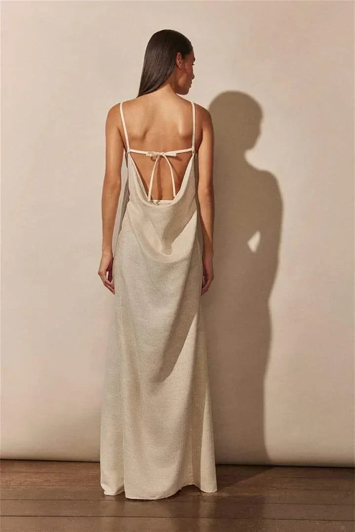 Robe longue beige avec détails floraux, en tissu léger, fente élégante pour une silhouette fluide. Parfaite pour les soirées.