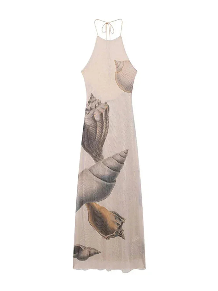 Robe longue beige à imprimé coquillage, sans manches, coupe ajustée et col haut, idéale pour des occasions estivales.