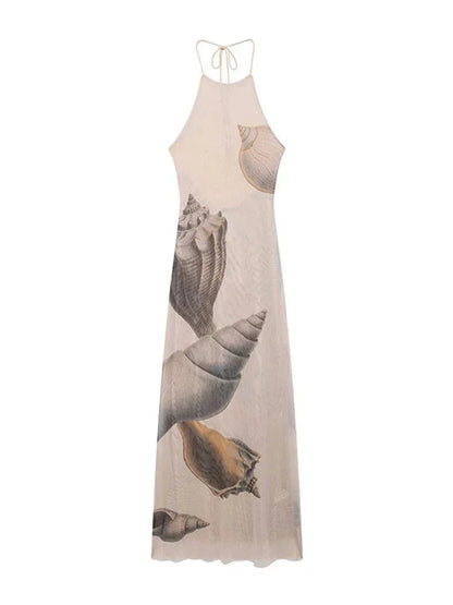 Robe longue beige à imprimé coquillage, sans manches, coupe ajustée et col haut, idéale pour des occasions estivales.
