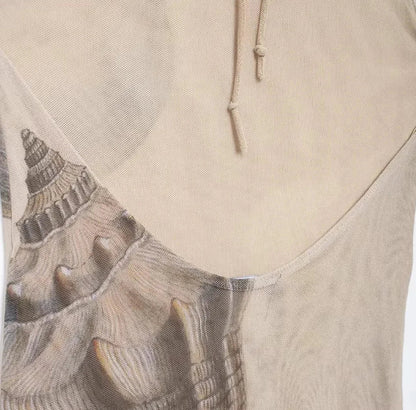 Robe longue beige avec imprimé coquillage, coupe ajustée sans manches et col haut, idéale pour les soirées élégantes.