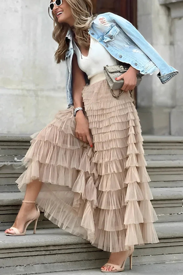 Robe longue beige à volants, jupe évasée, haut blanc sans manches en tissu léger, idéale pour l'été.