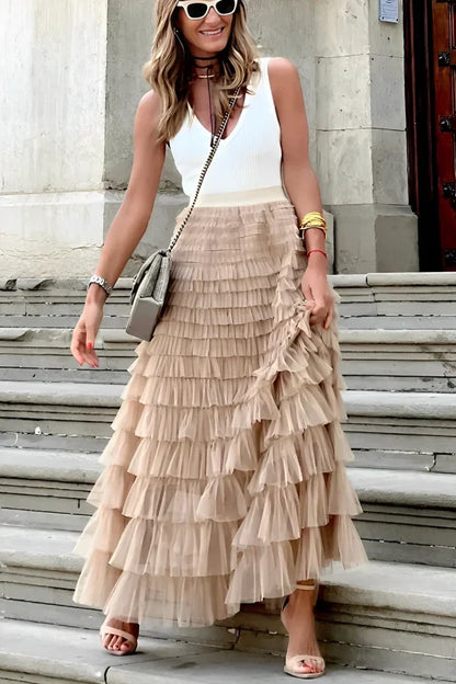 Robe longue beige à volants, jupe évasée, haut blanc sans manches en tissu léger, idéale pour les journées ensoleillées.