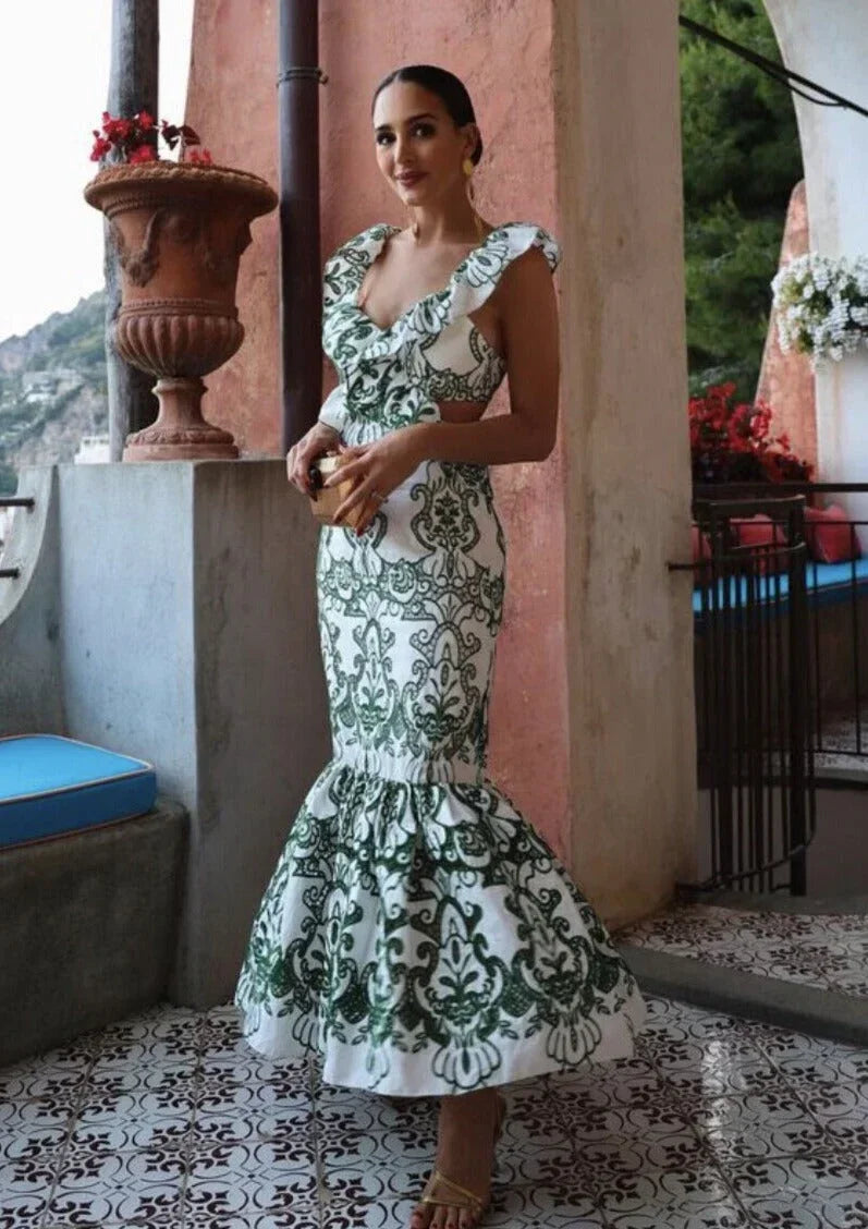 Robe longue blanche et verte à volants, en tissu léger, avec un dos noué pour un look décontracté d'été.