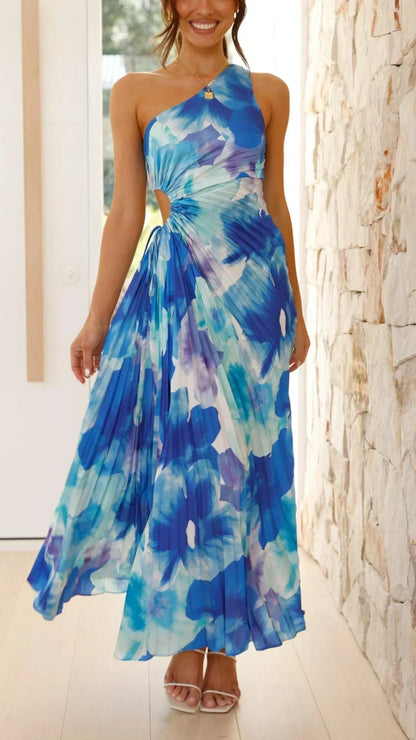 Robe longue bleue à fleurs, plissée asymétrique, une épaule dénudée, en tissu léger parfait pour les journées d'été.
