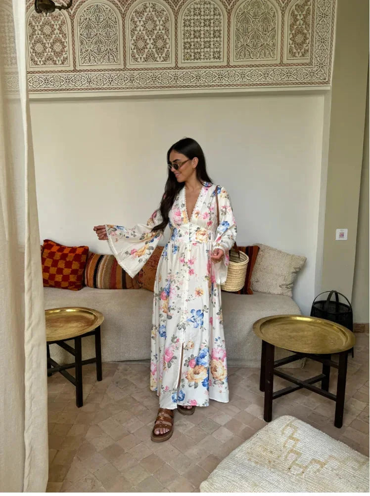 Robe longue bohème fleurie en tissu léger, manches longues, col en V, motif floral vibrant, idéale pour les journées…