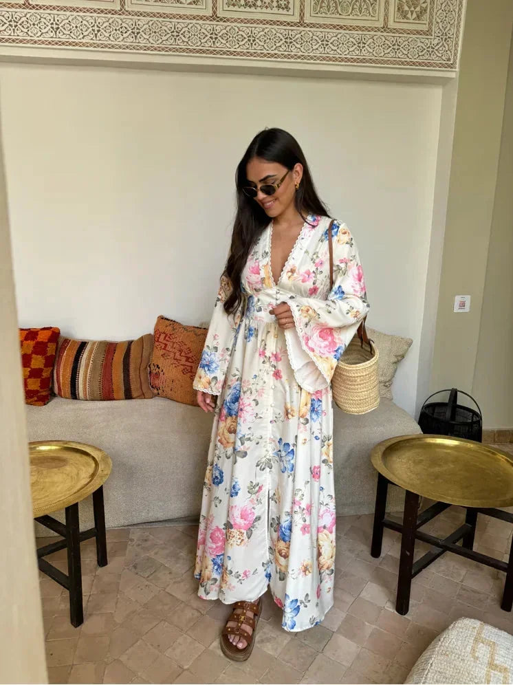 Robe longue bohème fleurie avec manches longues, col en V, en coton léger, motifs floraux colorés pour un style décontracté.