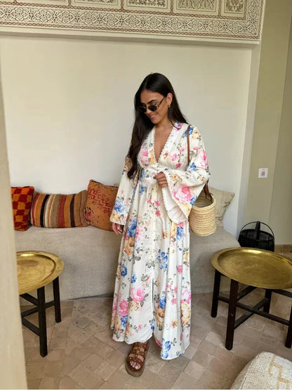 Robe longue bohème fleurie avec manches longues, col en V, en coton léger, motifs floraux colorés pour un style décontracté.