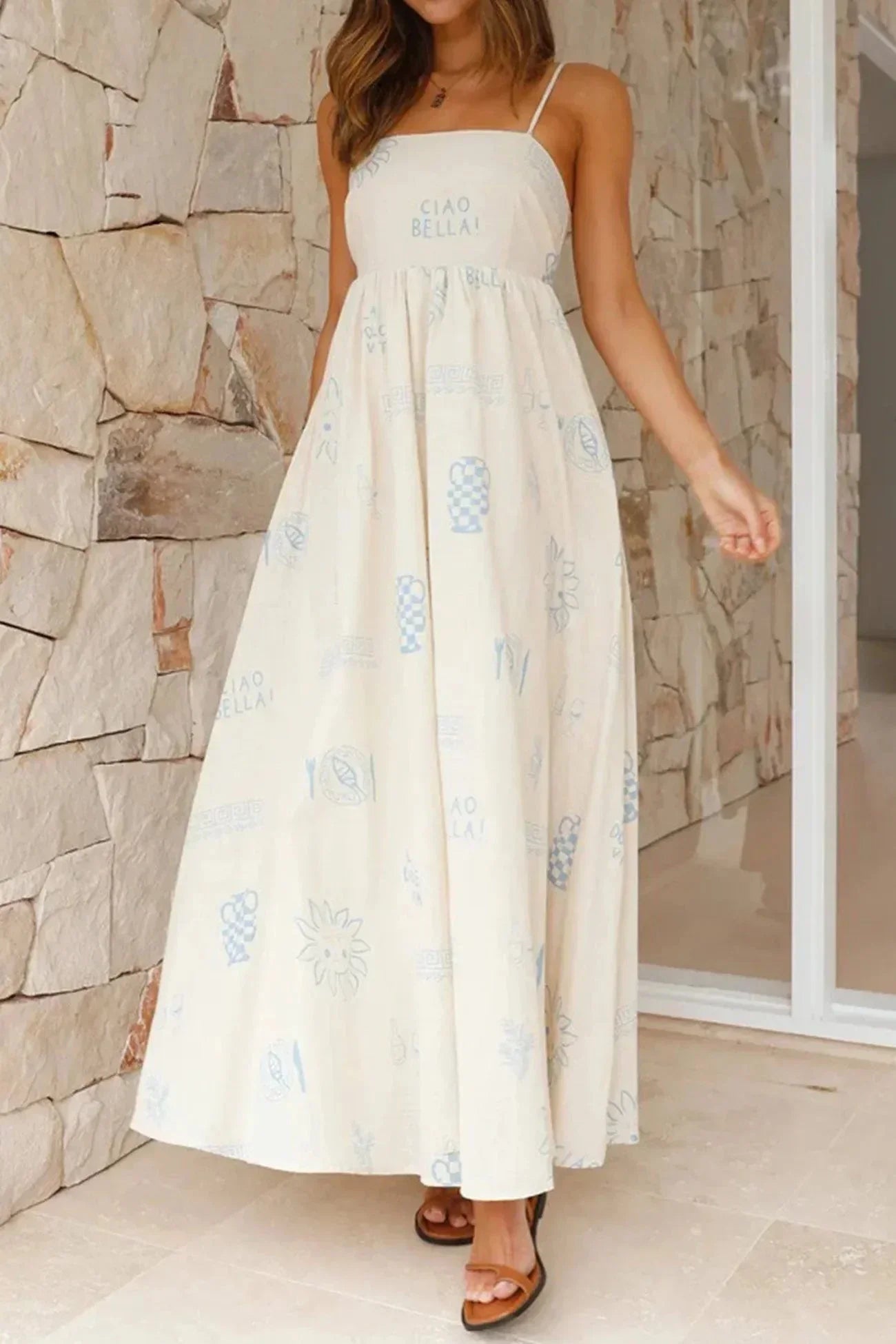 Robe longue à bretelles imprimée blanche avec encolure carrée, en tissu léger idéal pour l'été. Design féminin et frais.