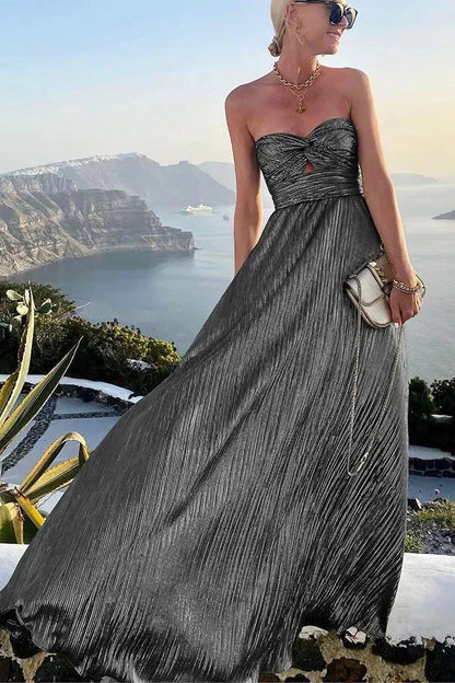 Robe longue bustier brillante avec nœud, en tissu léger, idéale pour les soirées, offrant une silhouette élégante et fluide.