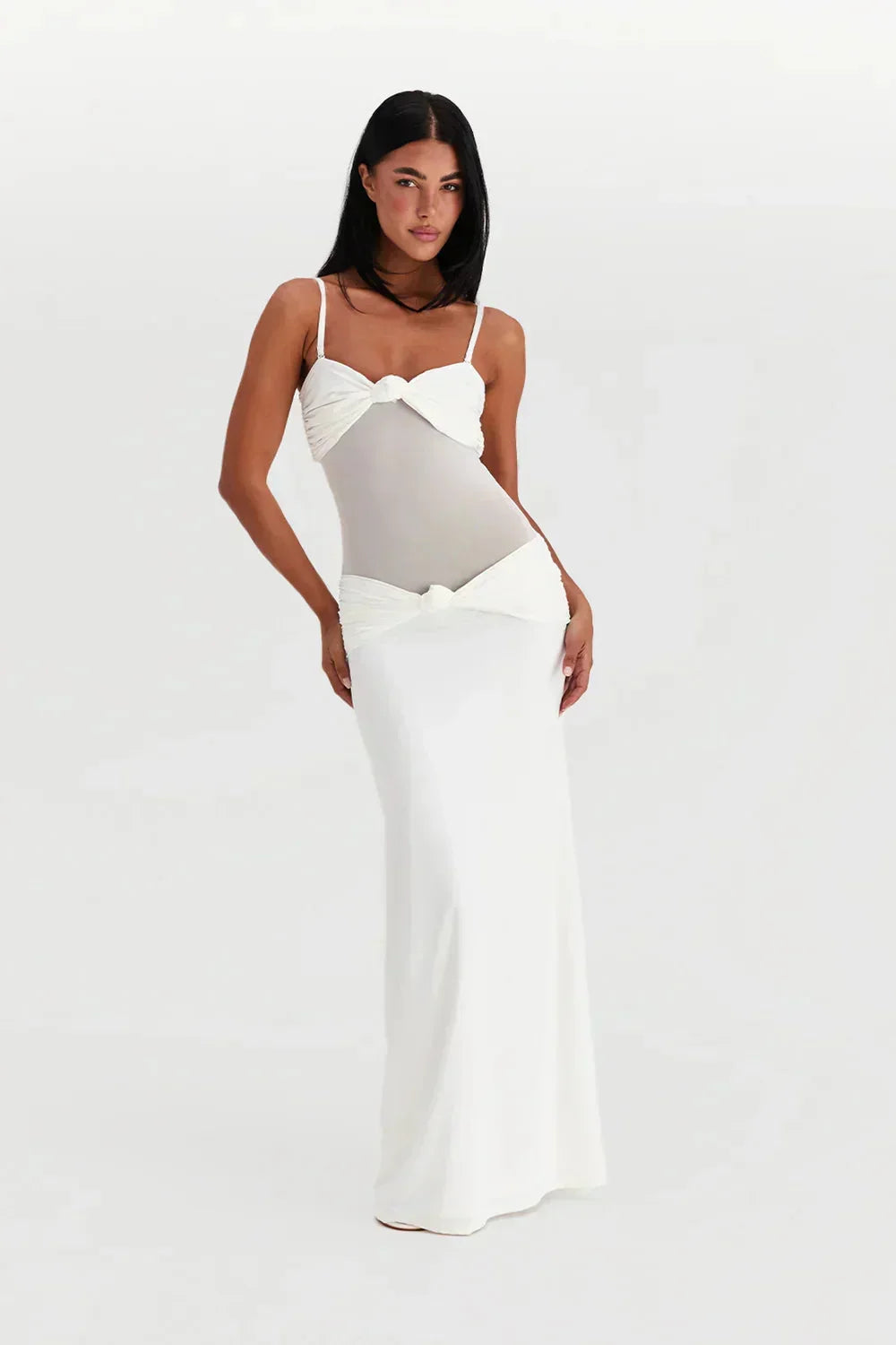 Robe longue bustier longue en tissu transparent avec nœud sur la taille, idéale pour un look d'été élégant.