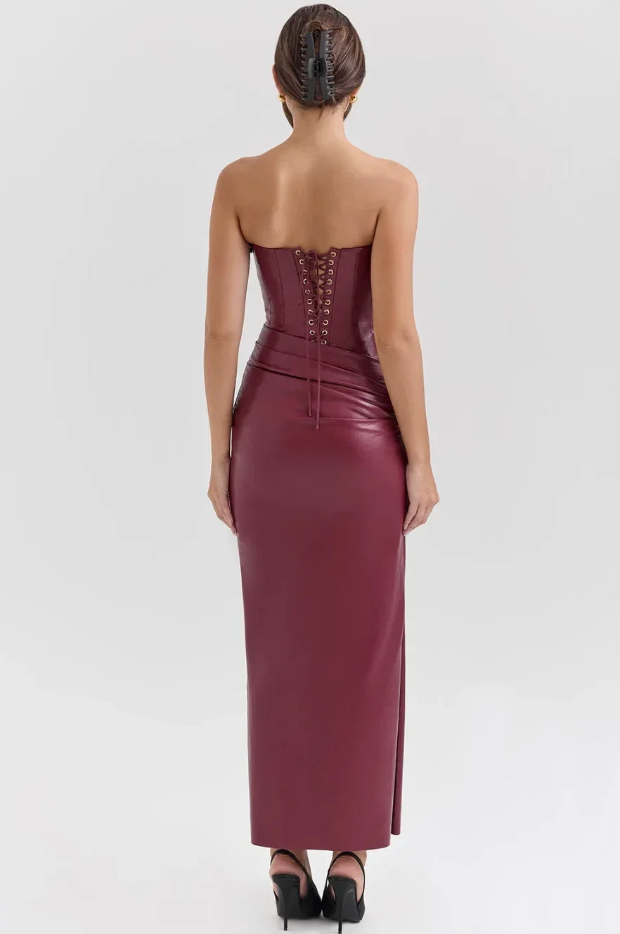 Robe longue bustier en simili cuir, ajustée, sans manches, avec une silhouette élégante et une finition lisse.