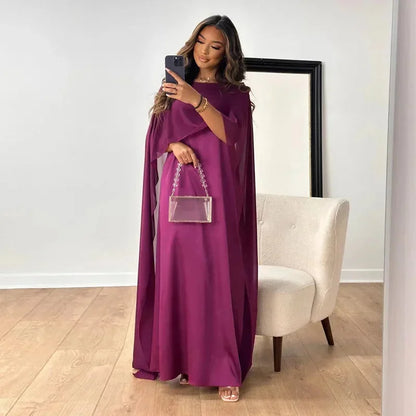 Robe longue fluide avec cape épaule dégagée, parfaite pour des soirées, offrant confort et élégance.