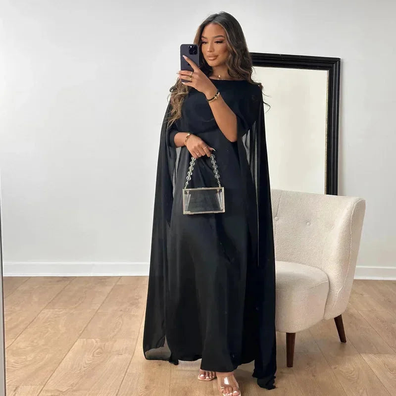 Robe longue fluide, cape aux épaules dégagées, parfaite pour soirées, style élégant et confortable en tissu léger.