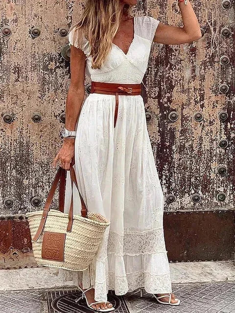 Robe longue en dentelle avec ceinture, col en V pour femme, idéale pour l'été, offrant style et confort.