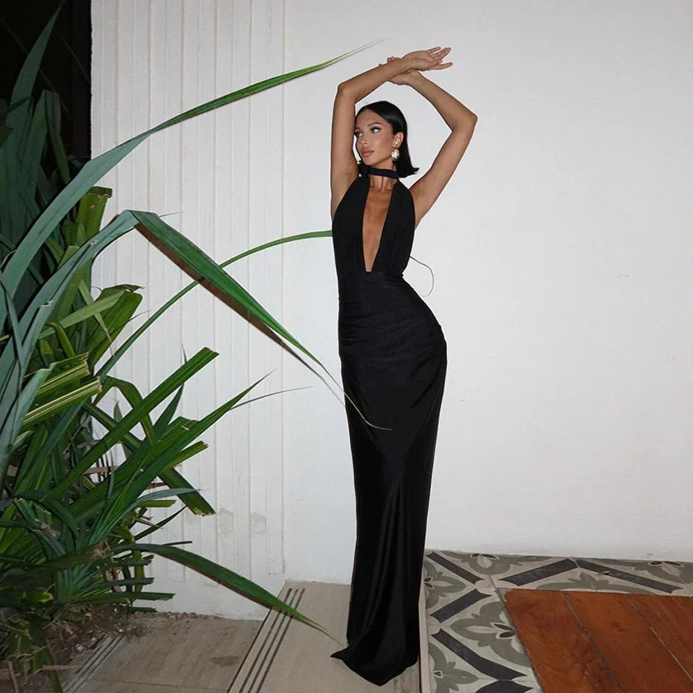 Robe longue dos nu en tissu léger, décolleté plongeant, disponible en blanc ou noir, idéale pour les soirées élégantes.