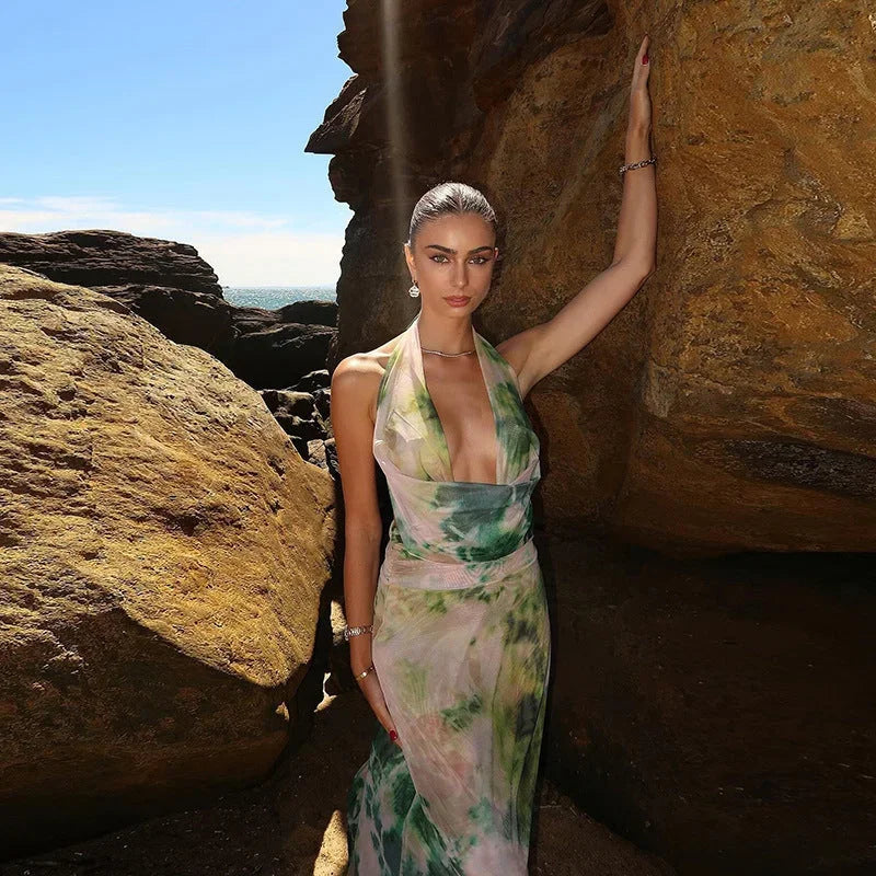 Robe longue en tissu léger, dos nu, motif tie-dye vert et rose, col halter, idéale pour les journées estivales.