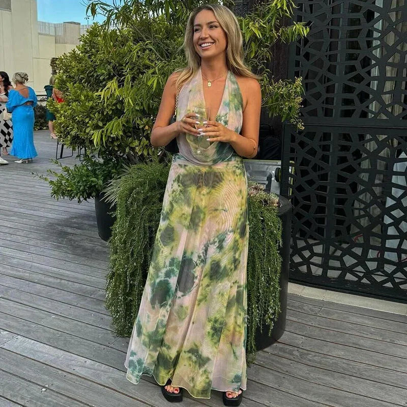 Robe longue dos nu tie-dye verte et rose en coton léger, avec col halter et un design fluides parfait pour l'été.