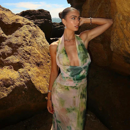 Robe longue dos nu tie-dye verte et rose, en coton léger, à col halter, avec une coupe fluide et imprimé coloré unique.