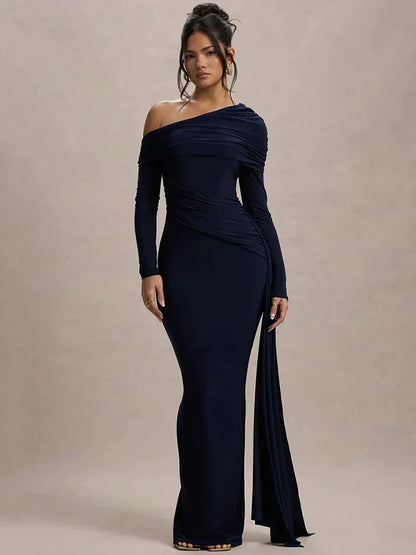 Robe longue drapée en tissu léger, épaules dénudées, manches longues, idéale pour une soirée élégante.