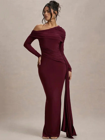 Robe longue drapée, épaules dénudées, manches longues, en tissu fluide, idéal pour une soirée élégante.