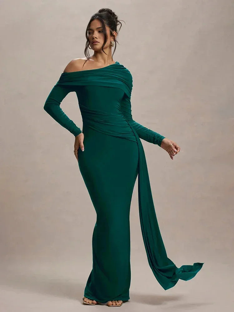 Robe longue en tissu fluide, drapée, à épaules dénudées et manches longues, idéale pour une soirée élégante.