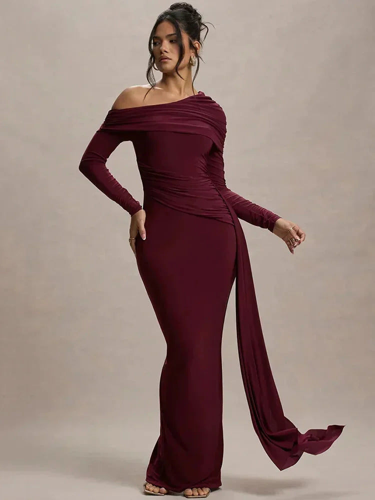 Robe longue en tissu léger, drapée avec épaules dénudées et manches longues, idéale pour une soirée élégante.