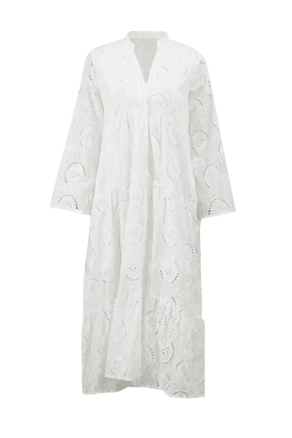 Robe longue en dentelle ajourée, légère, manches 3/4 et col en V, idéale pour les journées d'été.