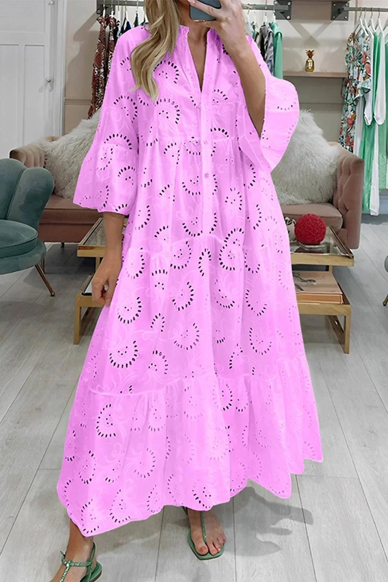 Robe longue en dentelle ajourée, manches 3/4, col en V, idéale pour l'été, en tissu léger et respirant.