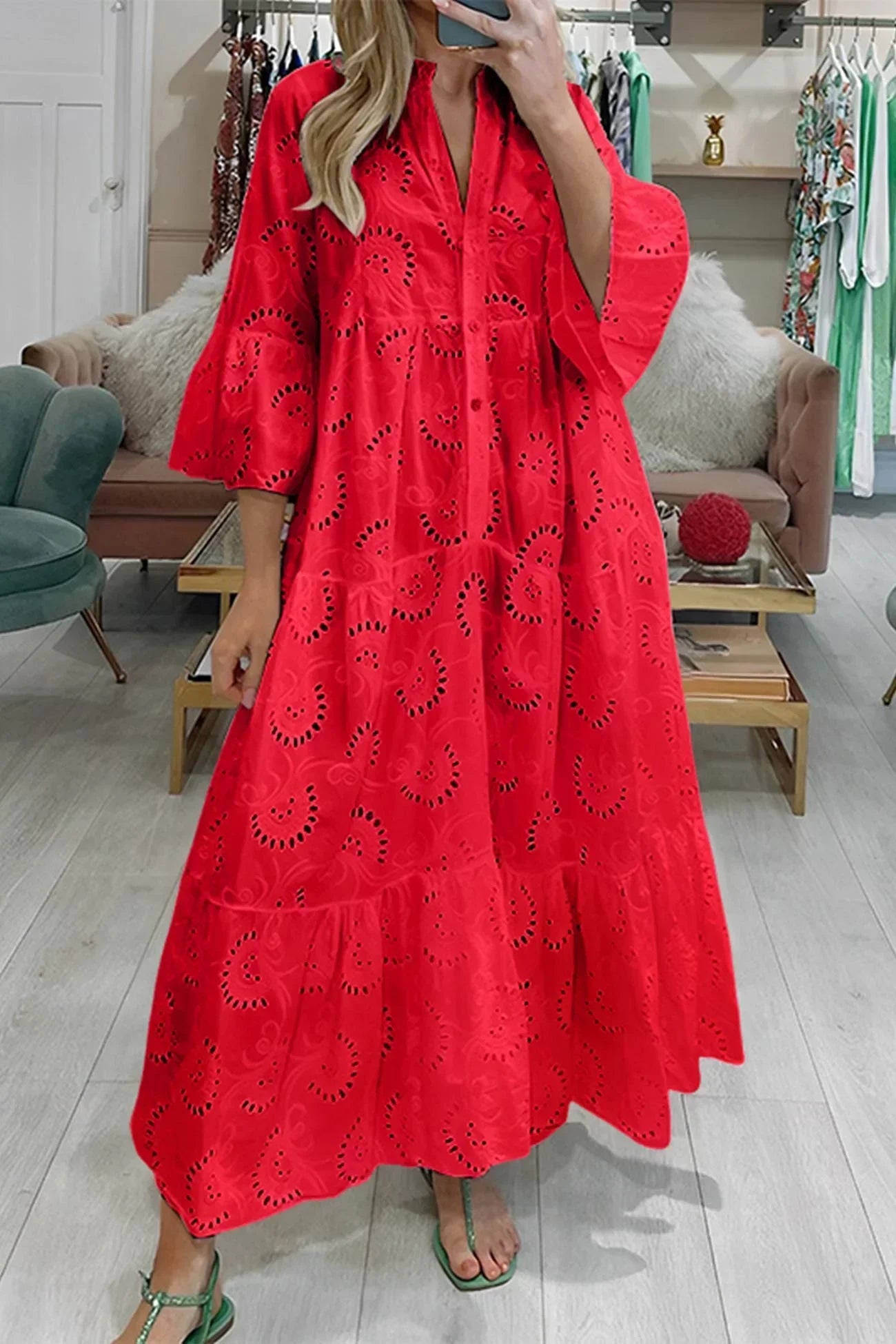 Robe longue en dentelle ajourée, manches 3/4, col en V, parfaite pour l'été, fabriquée en tissu léger et respirant.