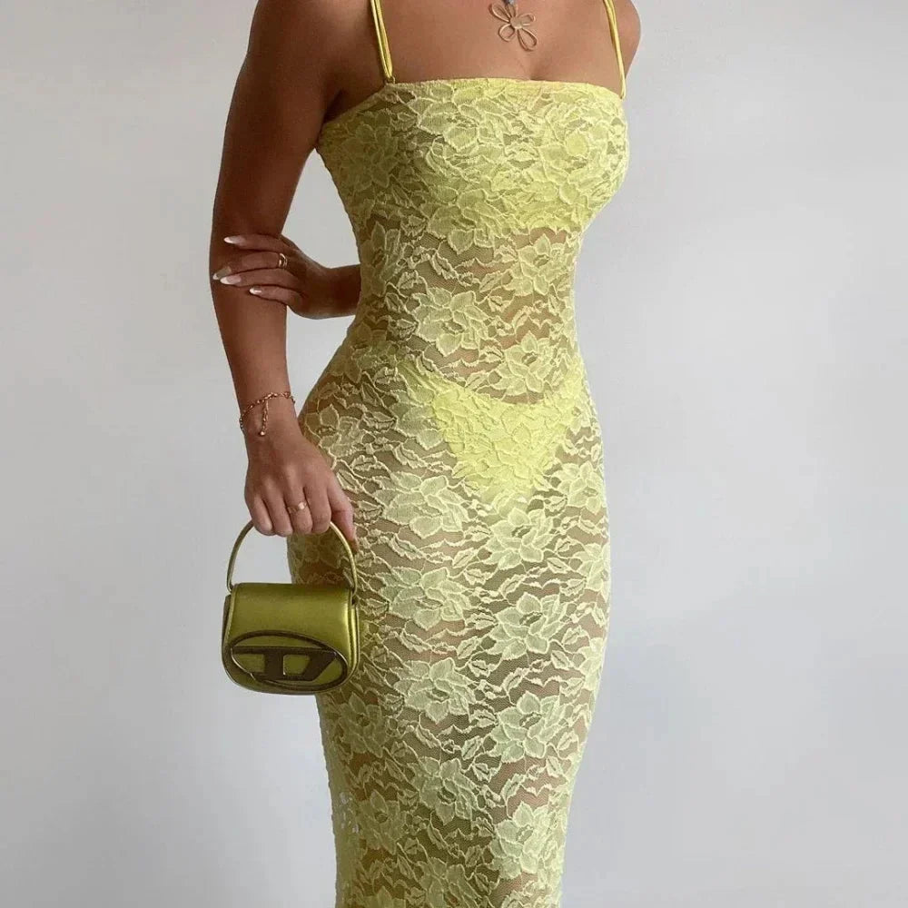 Robe longue en dentelle ajustée, bretelles fines, avec un design élégant et une finition délicate pour les occasions spéciales.