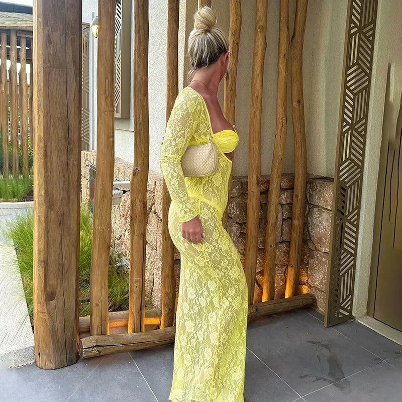 Robe longue en dentelle, manches longues, découpes élégantes, idéale pour des occasions spéciales. Matière légère et délicate.