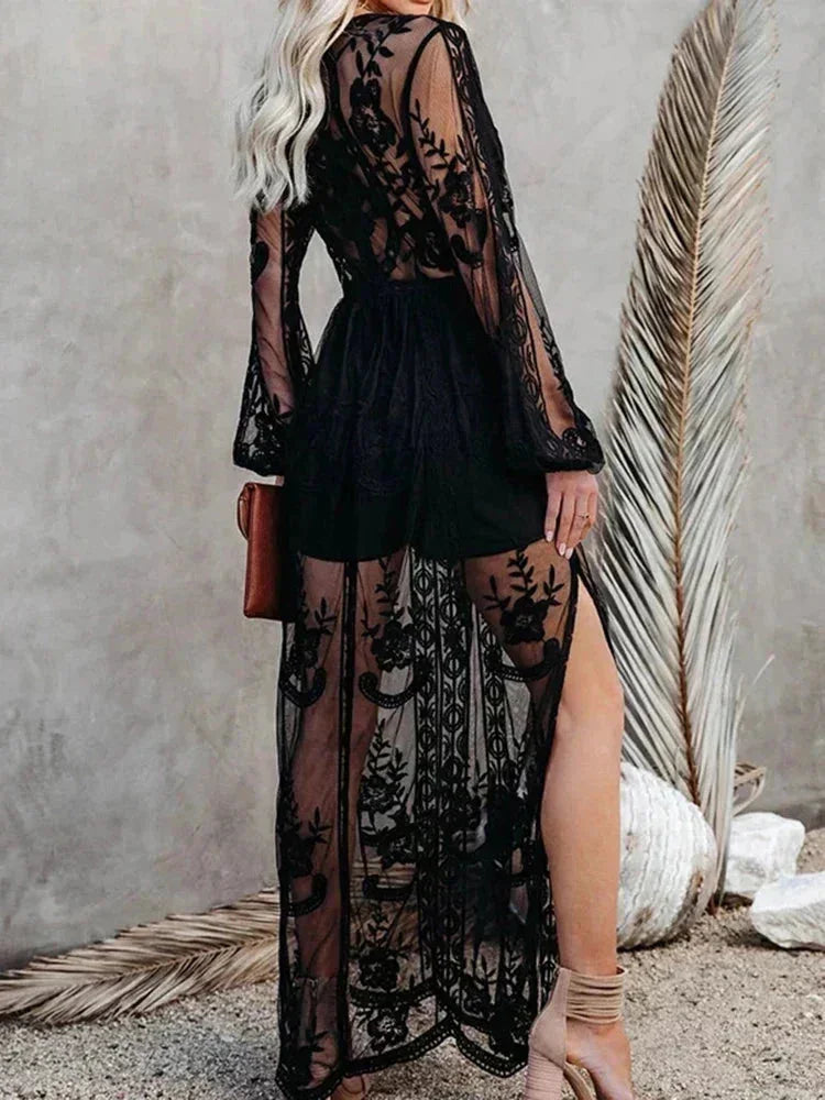 Robe longue en dentelle transparente avec manches longues et col en V, idéale pour une soirée élégante.