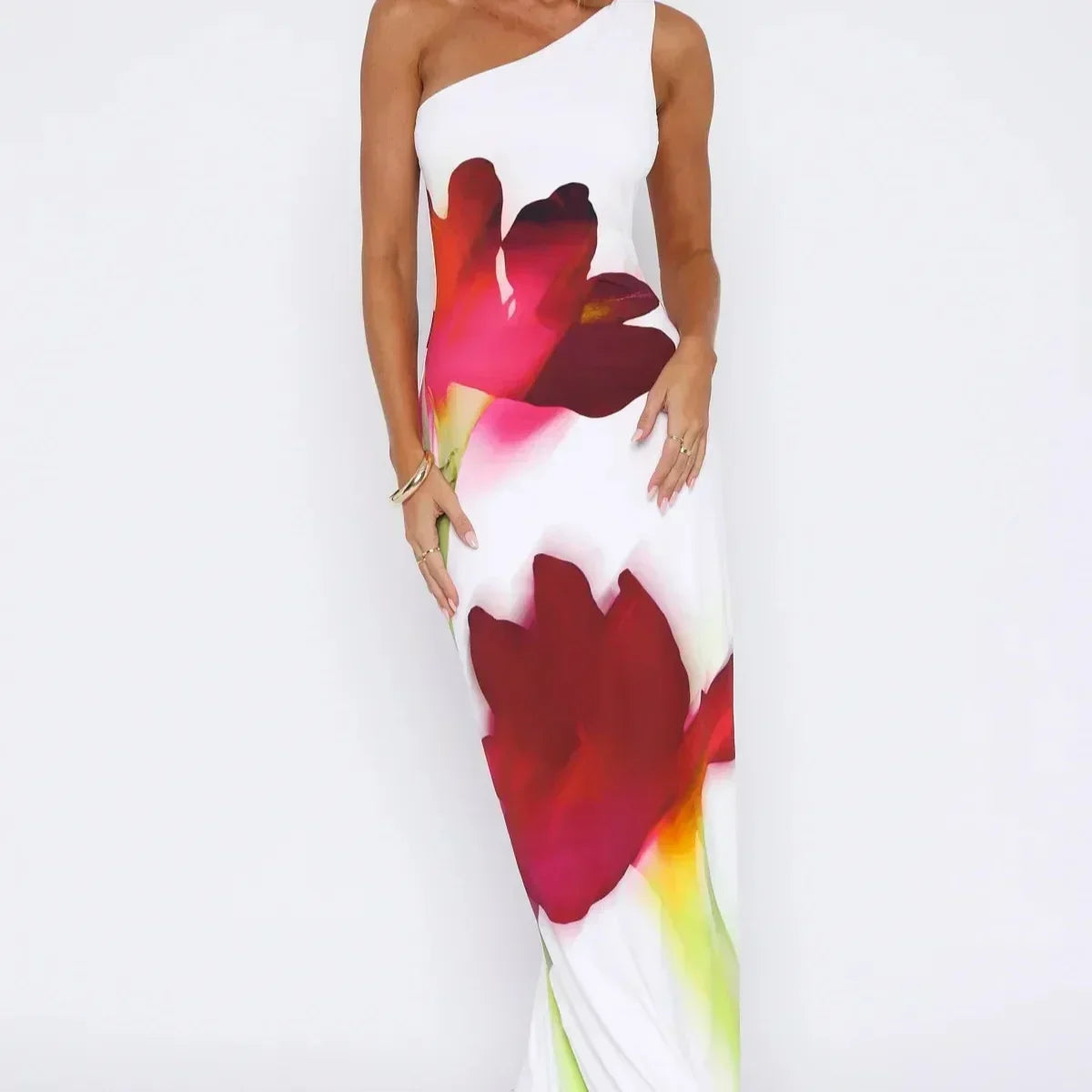 Robe maxi femme asymétrique avec imprimé de fleurs rouges, en tissu léger, manches courtes et décolleté élégant.