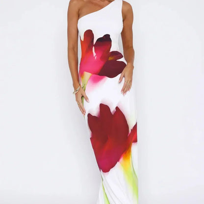 Robe maxi femme asymétrique avec imprimé de fleurs rouges, en tissu léger, manches courtes et décolleté élégant.