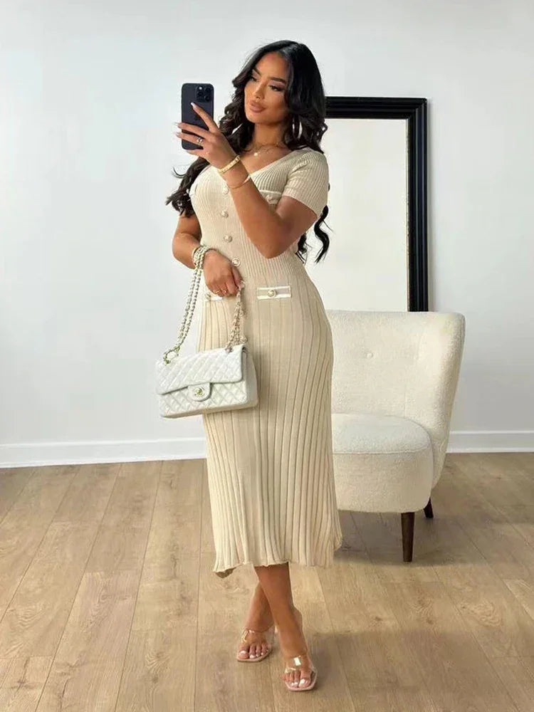 Robe maxi femme en coton léger, avec boutons sur le devant et col en V, idéale pour des occasions décontractées.